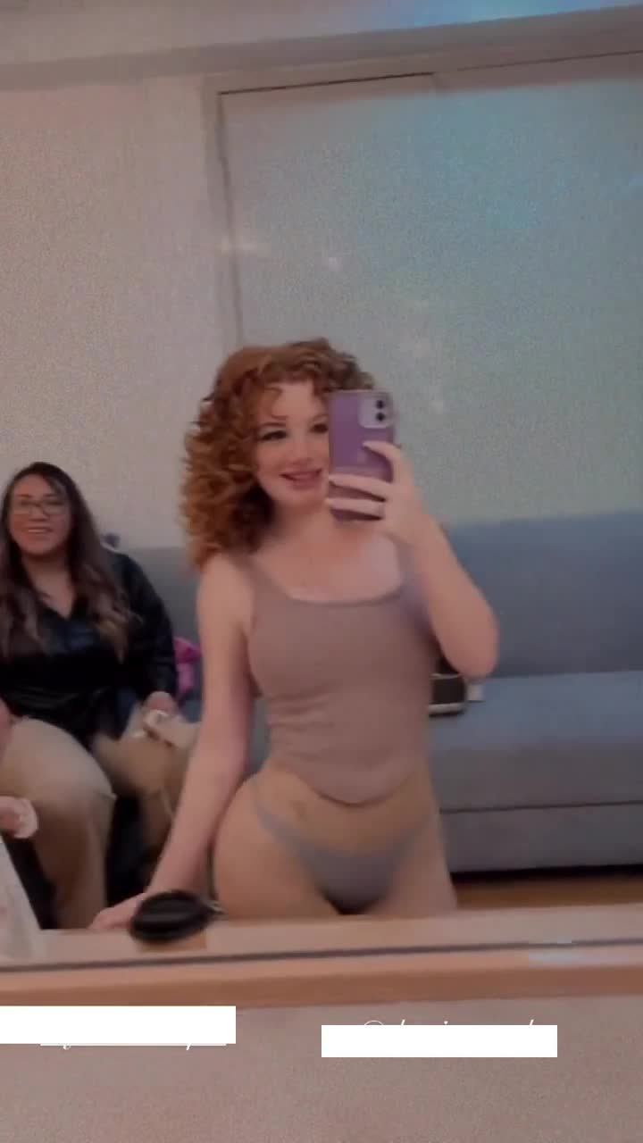 Br1gg1tt3 B0zz0 l4 casa de l0s fam0s0 - Porn - EroMe